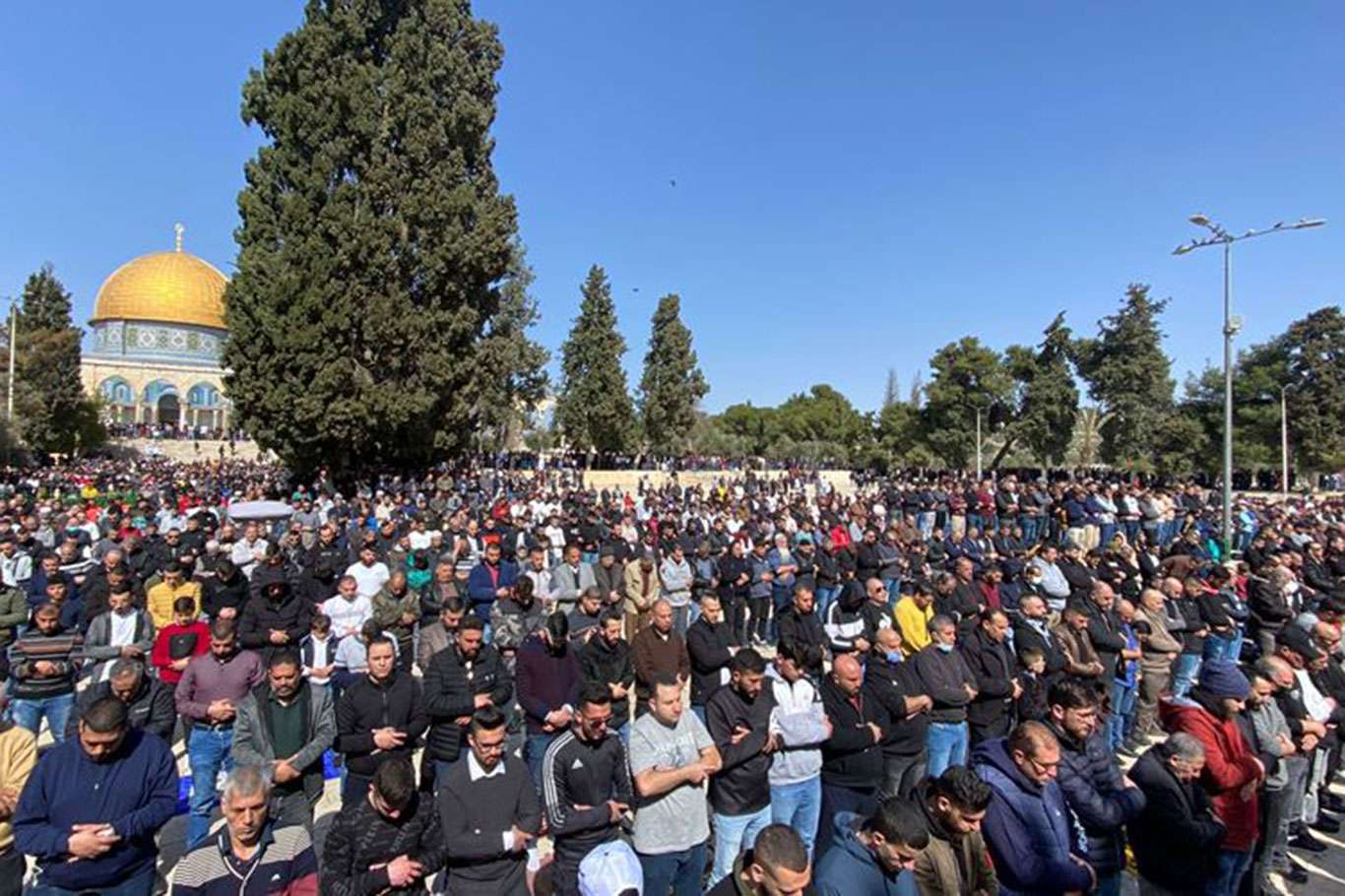 30,000 worshipers perform Friday prayer at Al-Aqsa in Jerusalem